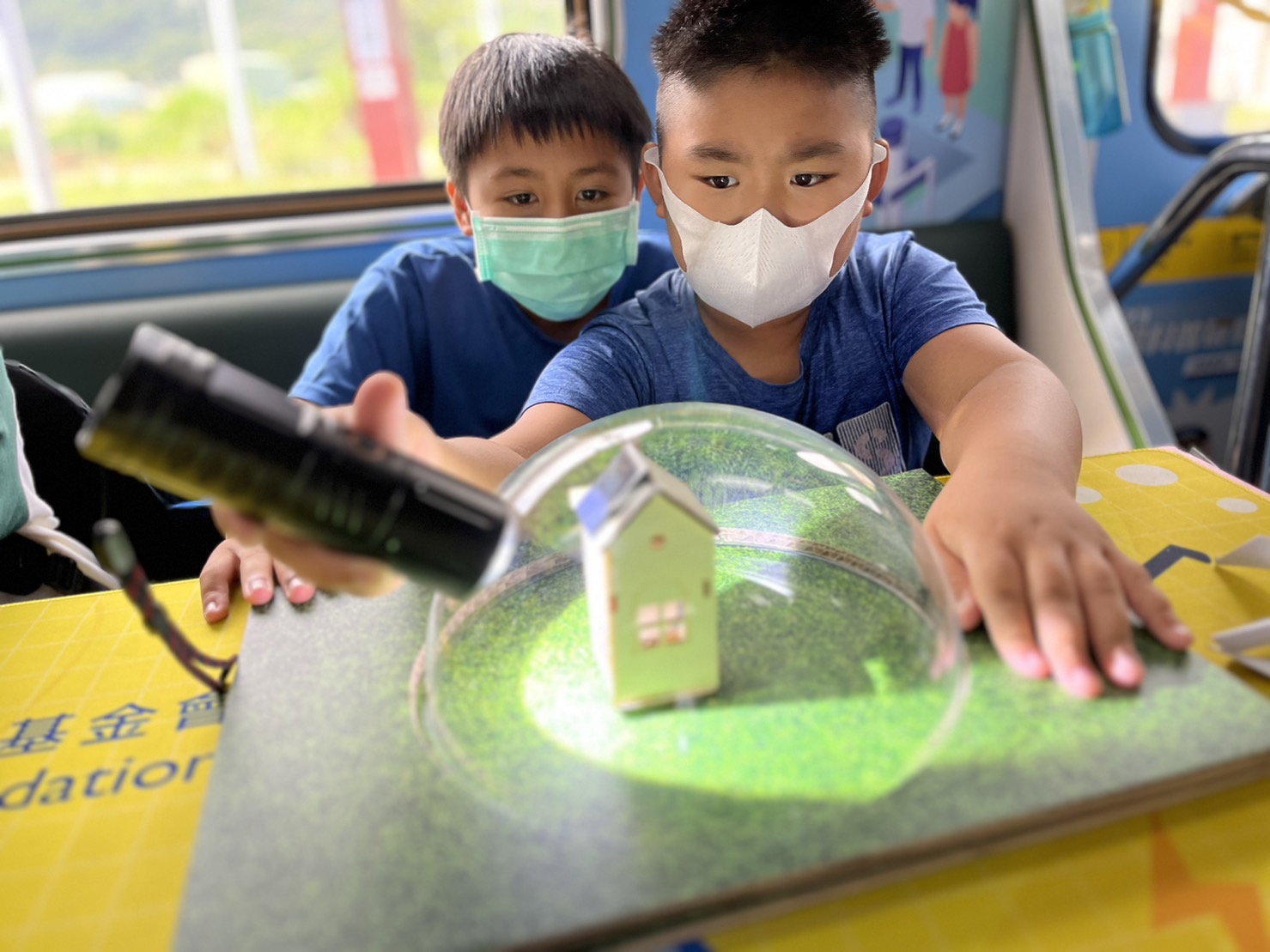 參與基礎科學主題車廂，以STEAM教學精神，設計「逐日科學家」、「太陽能工程師」以及「淨零建築師」三大能源科普課程和實驗