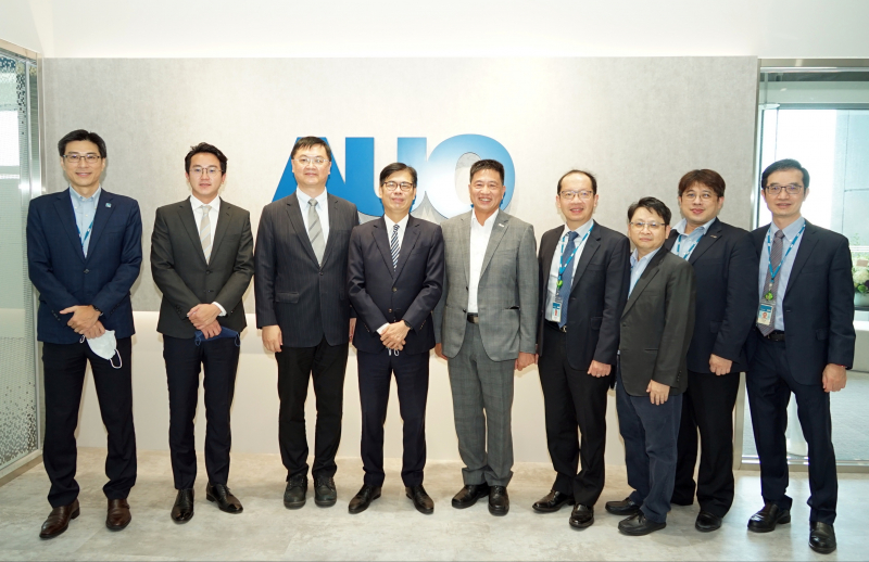 光電前進亞灣成立「AUO解決方案研發中心」，作為多元場域解決方案研發及試驗場域（圖中左為高雄市長陳其邁、圖中右為光電董事長彭双浪）